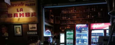 Bar La Bamba en Sabanilla: Fundado en 1928, famoso por sus creativos platos y su ambiente acogedor. ¡Visítalo!